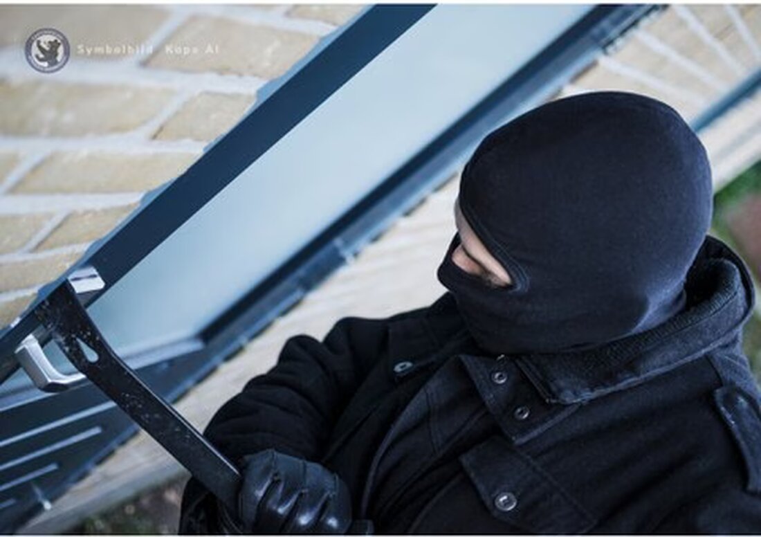 Unbekannte Täter brachen am 10. April 2025 in einen Wohnblock in Appenzell ein und stahlen Bargeld und Schmuck im Wert von mehreren tausend Franken.