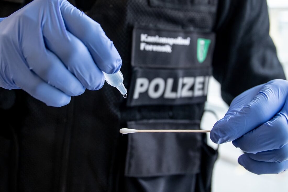 In einer schockierenden Nacht zwischen Sonntag und Montag brach ein unbekannter Täter in ein Eventlokal an der Dorfstraße ein! Auf unbekannte Weise verschaffte sich der Einbrecher Zugang und richtete ein Chaos an: Ein Schlüsselkasten wurde aufgebrochen, und unzählige Behältnisse wurden durchsucht. Das Resultat? Bargeld in Höhe von mehreren tausend Franken wurde erbeutet! Die Polizei ist alarmiert und ermittelt nun in diesem dreisten Vorfall. Der Sachschaden ist mit rund 100 Franken relativ gering, aber das gestohlene Geld sorgt für große Aufregung. Wer hat irgendetwas gesehen? Hinweise sind dringend erwünscht!