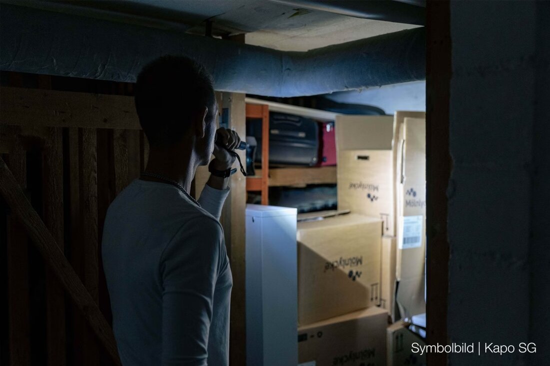 In Rheineck kam es zu einem Einbruch. Unbekannte Täter warfen zwischen Freitag und Samstag ein Fenster ein und stahlen Bargeld.