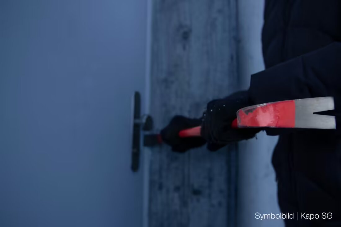 Unbekannte Täter brechen am Lindenweg in Grabs in mehrere Wohnungen ein und stehlen über 1'700 Franken Bargeld.