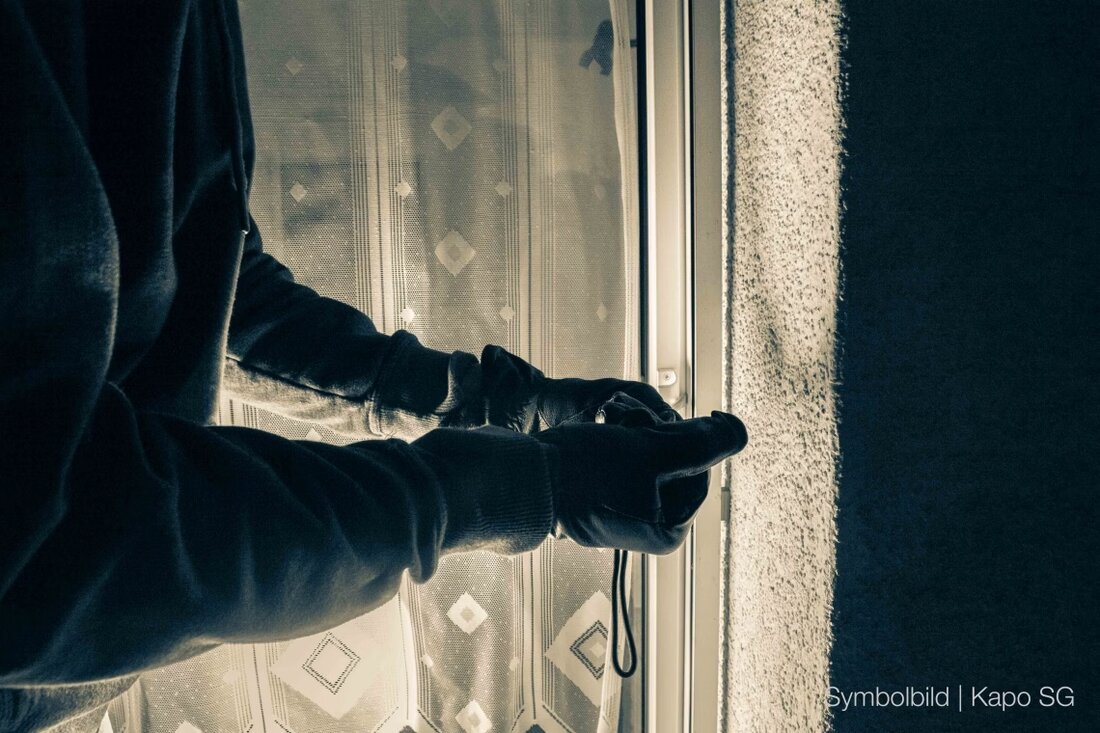 Unbekannte Täter brachen zwischen Samstag und Donnerstag in ein Antiquitätengeschäft in Lütisburg ein und stahlen wertvolle Uhren.