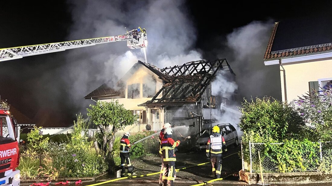In Uezwil brannte ein Einfamilienhaus, Feuerwehr löschte den Brand. Keine Verletzten, Brandursache unklar.