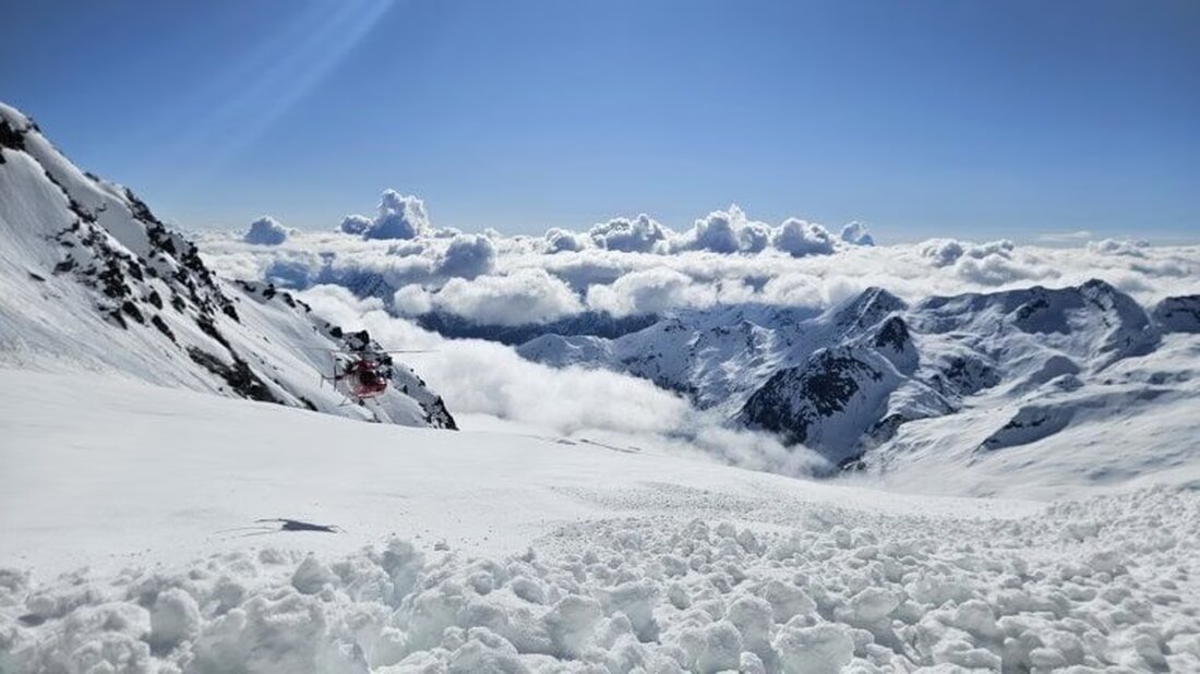 Ein 29-jähriger Skitourengänger kam am 11. Mai 2025 bei Simplon Dorf durch eine Lawine ums Leben. Rettungskräfte sind im Einsatz.