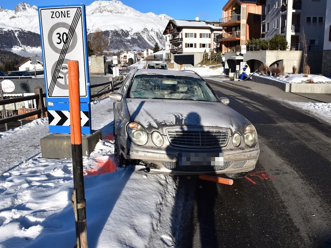 Eine 19-jährige Autofahrerin kollidierte in Pontresina, da ihre Frontscheibe durch Eis partly die Sicht beeinträchtigte.