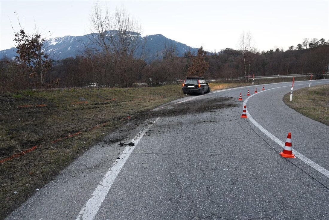In Bonaduz verunfallte ein 29-jähriger, nicht fahrberechtigter Lenker mit einem gestohlenen Auto. Polizei ermittelt.