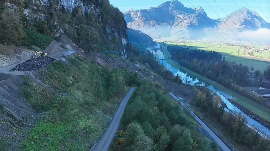 Nach dem Erdrutsch in Glarus Nord am 31. Oktober planen Ingenieure Sofortmassnahmen zur Stabilisierung der Ardega Deponie.
