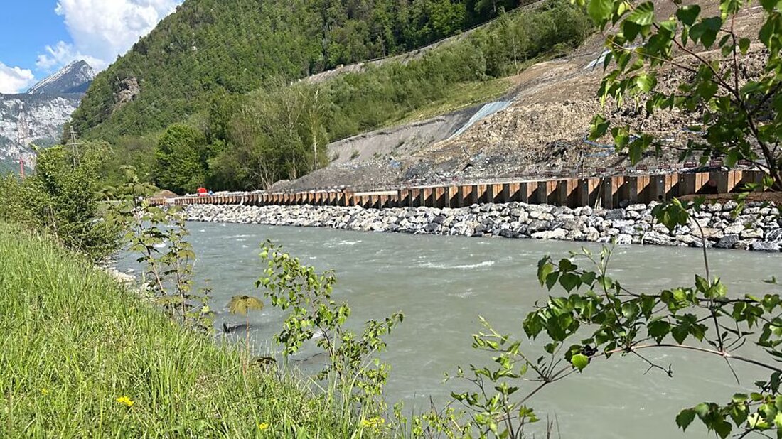 Nach dem Erdrutsch in Glarus Nord sind die wasserbaulichen Arbeiten abgeschlossen. Ufer und Abfluss wurden erfolgreich wiederhergestellt.