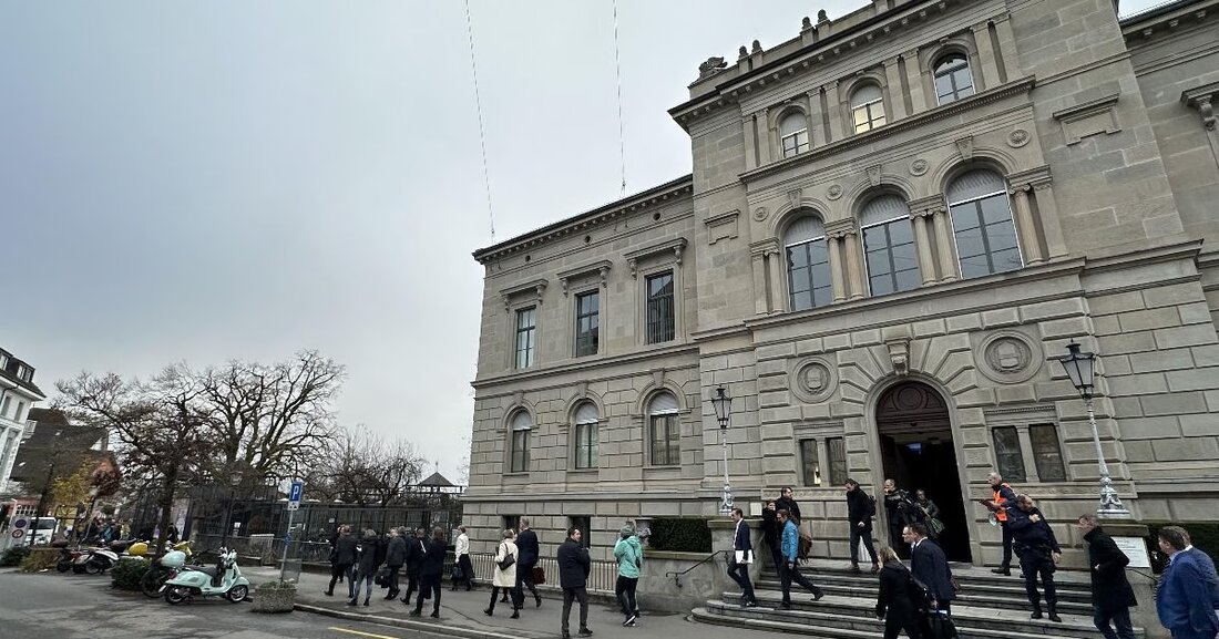 Zuger Regierungsgebäude erfolgreich evakuiert während der Kantonsratssitzung am 29. November 2024 - Übung bestätigt hohe Disziplin.