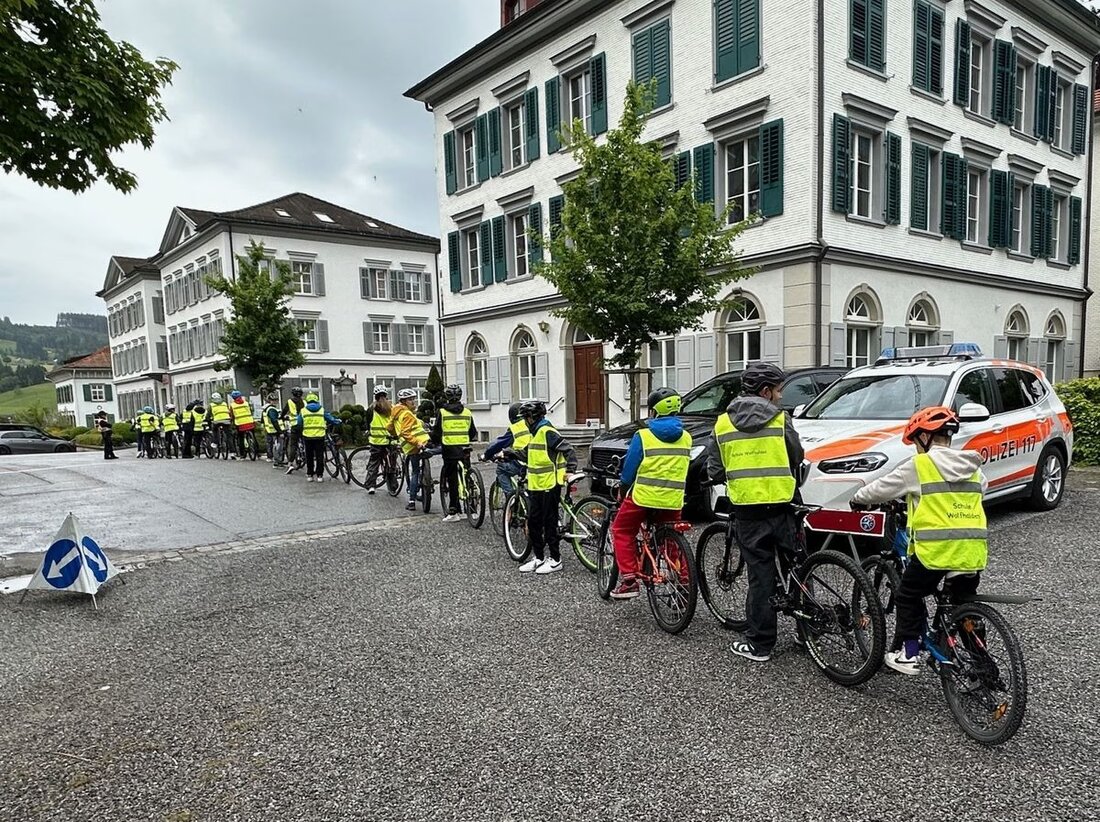 131 Schüler der 6. Klasse aus dem Appenzeller Vorderland prüften ihr Radfahr-Know-how in Heiden. Erfolgreiche Prüfungen im Fokus.