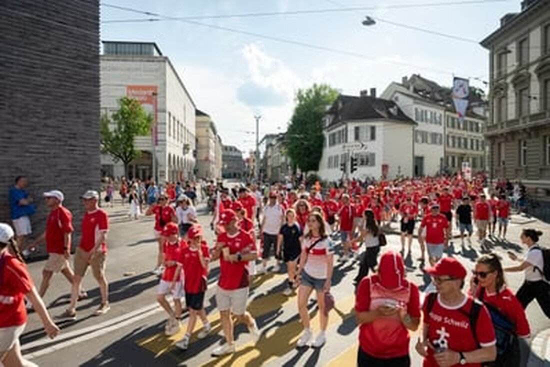 Eröffnungsspiel der UEFA Women’s Euro 2025 in Basel: Fanmarsch, Public Viewing und hitzebedingte Herausforderungen begeistern.