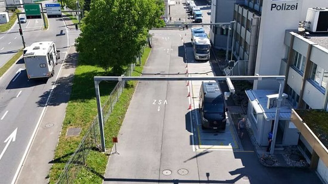 Am 28. Juni 2025 veranstaltete die Kantonspolizei Nidwalden in Stans den ersten "Camper Day" zur Gewichtskontrolle und Prävention.