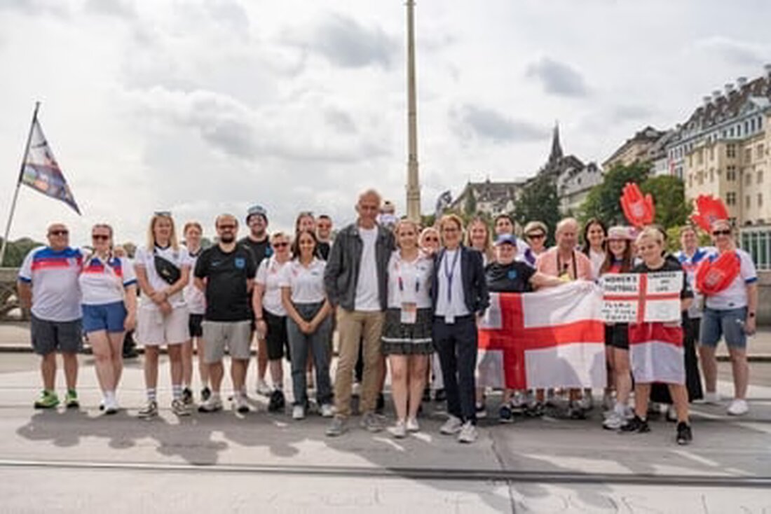Am 29. Juli 2025 schloss die Kunstintervention «Bridge Kick» auf der Mittleren Brücke mit prominenten Unterschriften ab, symbolisierend den Zusammenhalt im Frauenfußball.