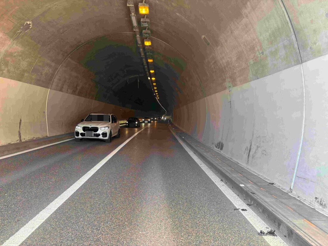 Ein 87-jähriger Autofahrer streifte auf der A15 das Tunnelbankett. Er war fahrunfähig und trotz Führerscheinentzug unterwegs.