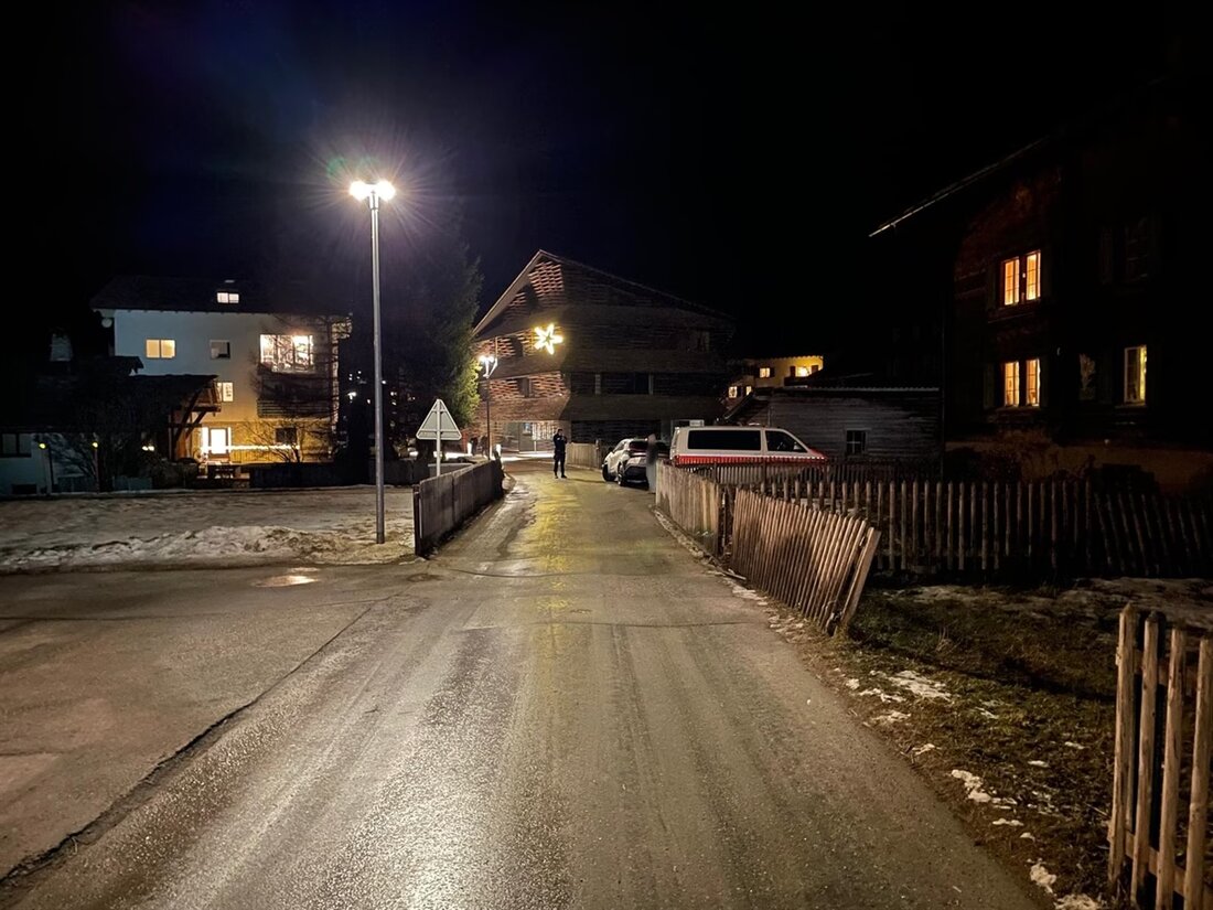 In Vals kollidierte ein alkoholisierter Fahrer mit einem Holzzaun. Der 37-Jährige wurde als fahrunfähig eingestuft.