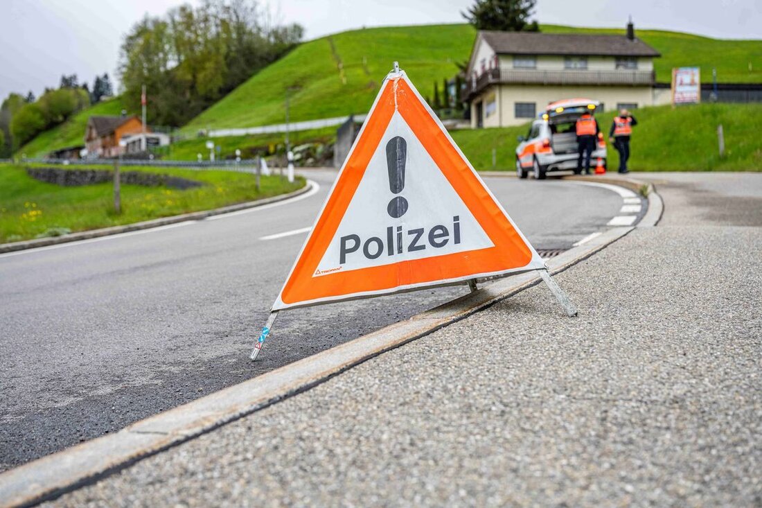 Am 21. April 2025 stürzte ein 40-jähriger Rennradfahrer in Trogen und erlitt Verletzungen. Rettungsdienst brachte ihn ins Spital.
