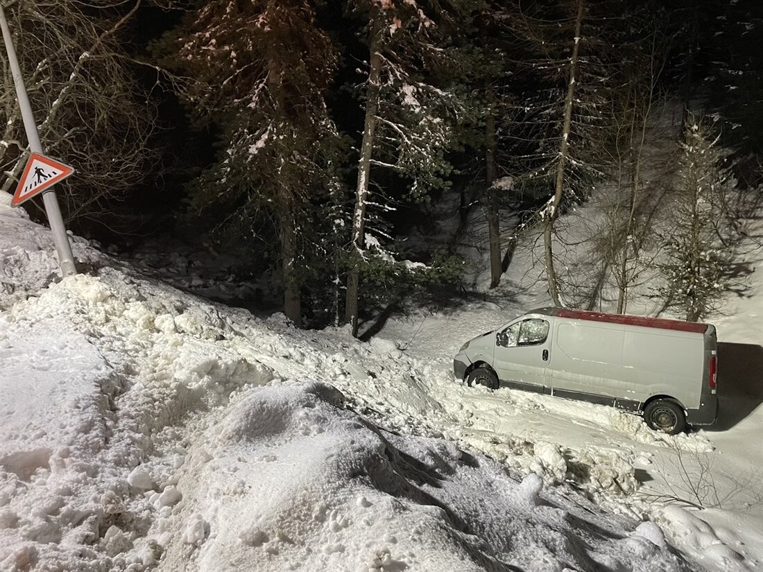 In St. Moritz verursachte ein 31-Jähriger nach Ablenkung einen Selbstunfall. Er wurde leicht verletzt und ins Spital gebracht.