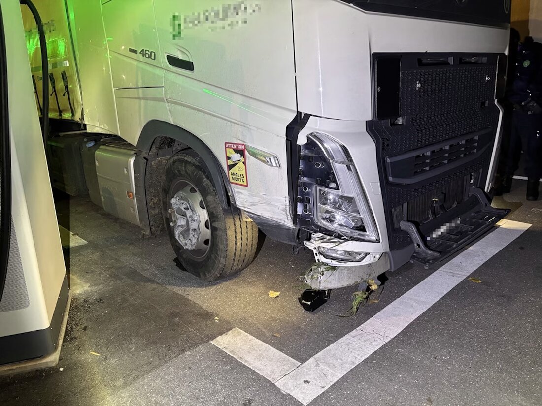 Ein 26-jähriger Fahrer verunfallte mit einem Sattelmotorfahrzeug in Mörschwil, floh vom Unfallort und wurde als fahrunfähig eingestuft.