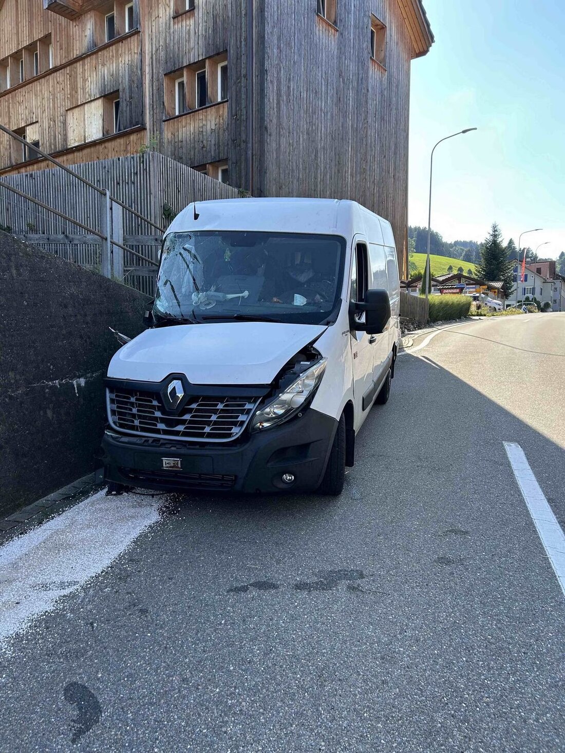 Ein 32-Jähriger kollidierte ohne Führerausweis in Reute mit einer Hausmauer. Hoher Sachschaden, keine Verletzten.