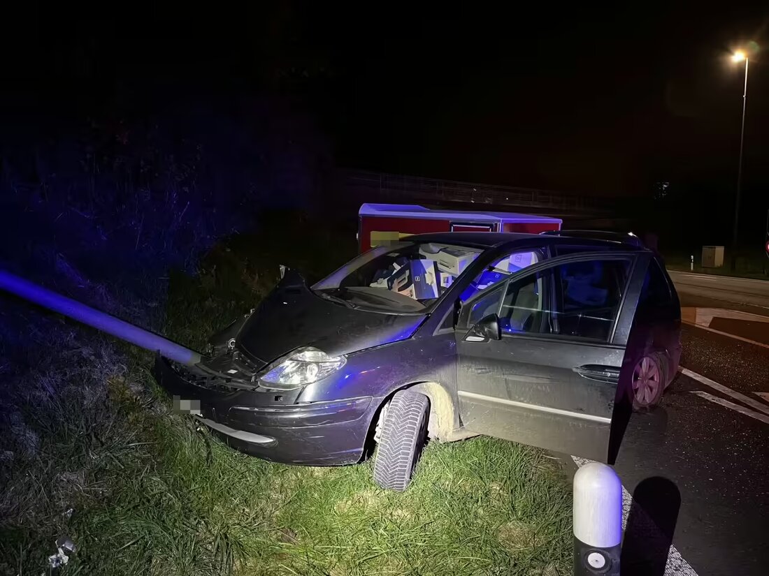 Ein 53-jähriger Fahrer verlor in Kölliken die Kontrolle über sein Fahrzeug, kollidierte mit einem Kandelaber und verursachte hohen Sachschaden.