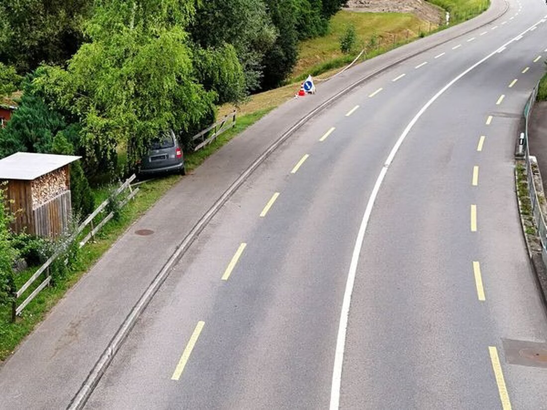 Ein tödlicher Unfall ereignete sich am 6. Juli 2025 in Ennetmoos, als ein Fahrzeug auf der Kernserstrasse von der Fahrbahn abkam und gegen einen Baum prallte.