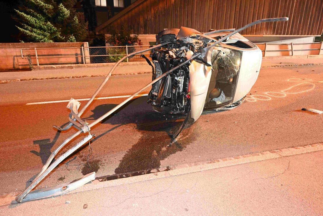 In Bronschhofen kam ein 43-jähriger Mann in fahrunfähigem Zustand zu einem Selbstunfall, verletzt und mit hohem Sachschaden.