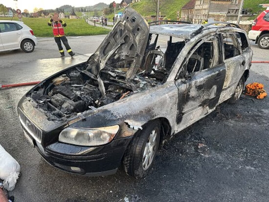 Am 29.04.2025 brannte ein Auto auf dem Parkplatz bei Felsenegg vollständig aus. Glücklicherweise gab es keine Verletzten.