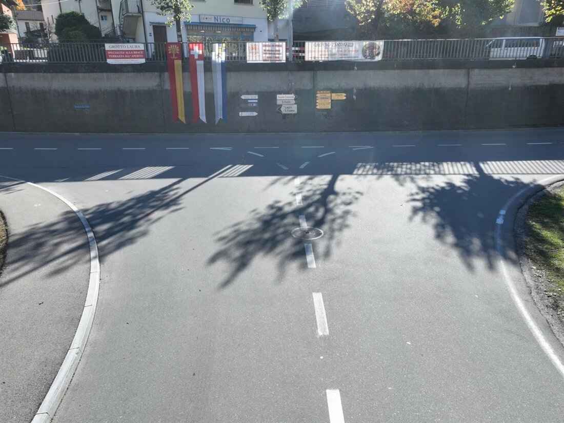 In Roveredo kam es zu einer Kollision zwischen einem Fahrrad und einem Lieferwagen. Der Fahrradfahrer zog sich leichte Verletzungen zu.