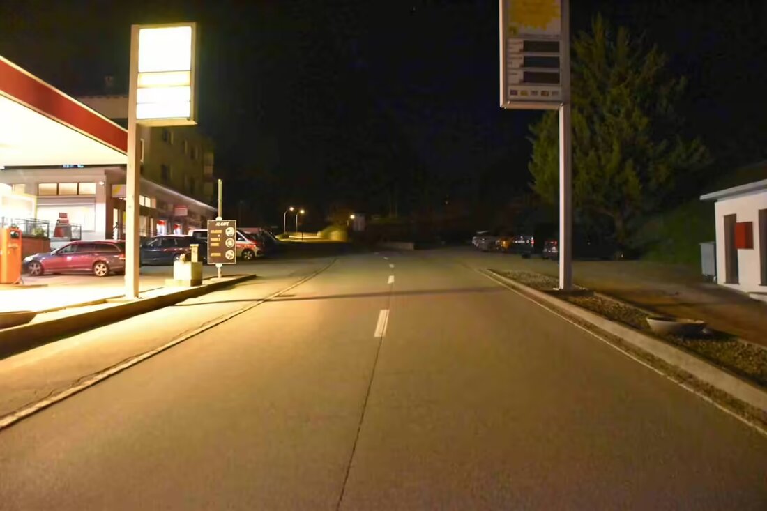 In Campascio/Zalende kollidierte ein ohne Licht fahrender Radfahrer mit einem Auto. Der Velofahrer verletzte sich leicht. Sicherheitsratgeber.