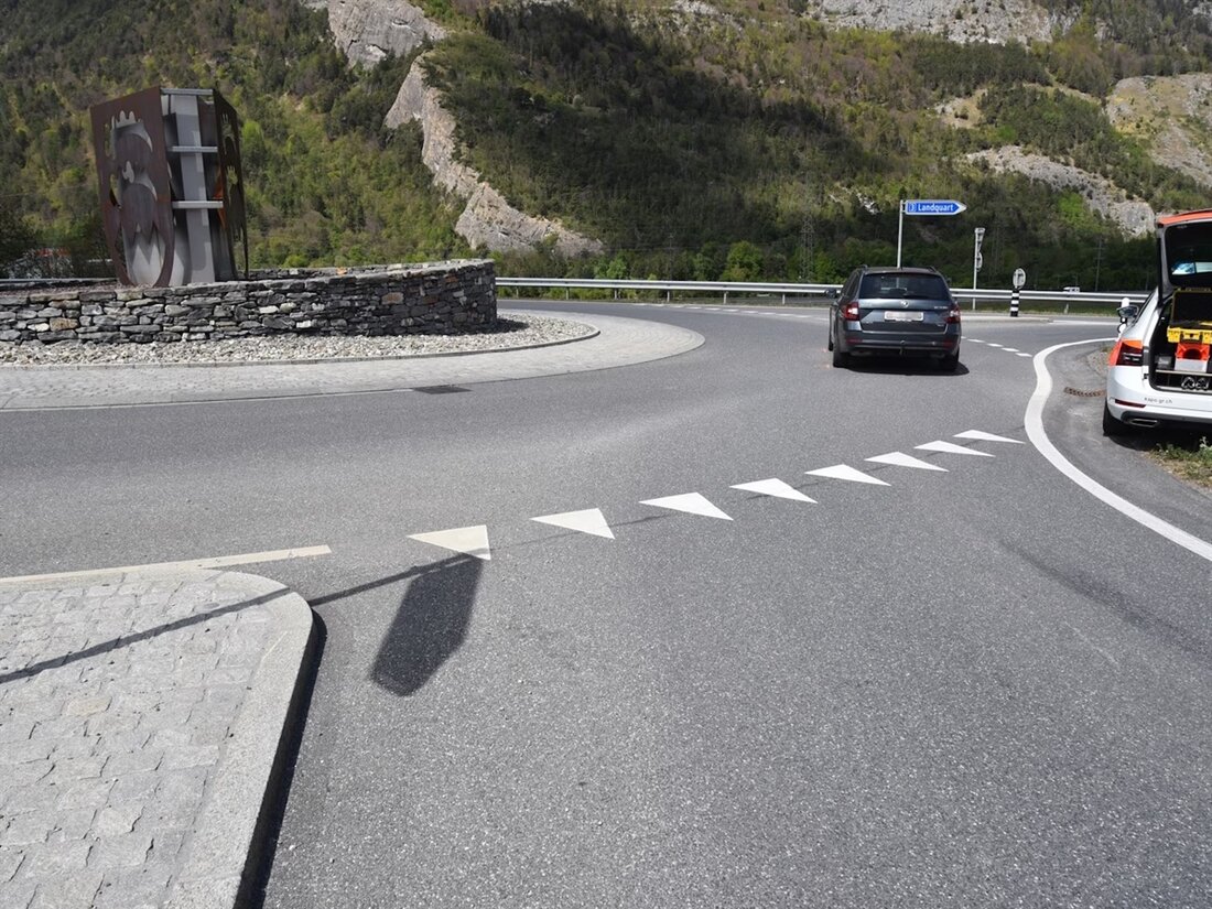 Automobilistin übersehen Fahrradfahrer in Trimmis und verursacht Sturz. 84-Jähriger verletzt, wurde ins Spital transportiert.