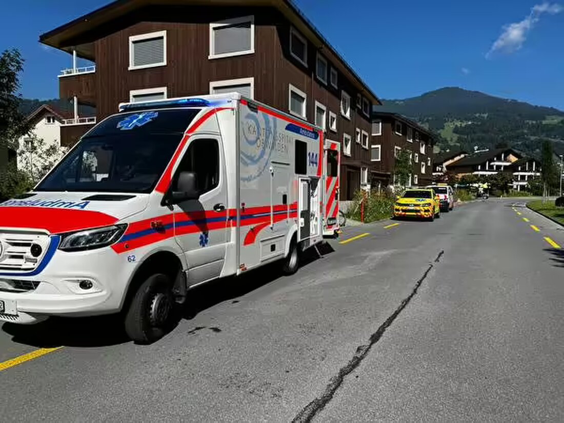 Zwei schwere Fahrradunfälle in Giswil und Flüeli-Ranft am 9. August 2024. Polizei ermittelt, Rettungsdienst im Einsatz.