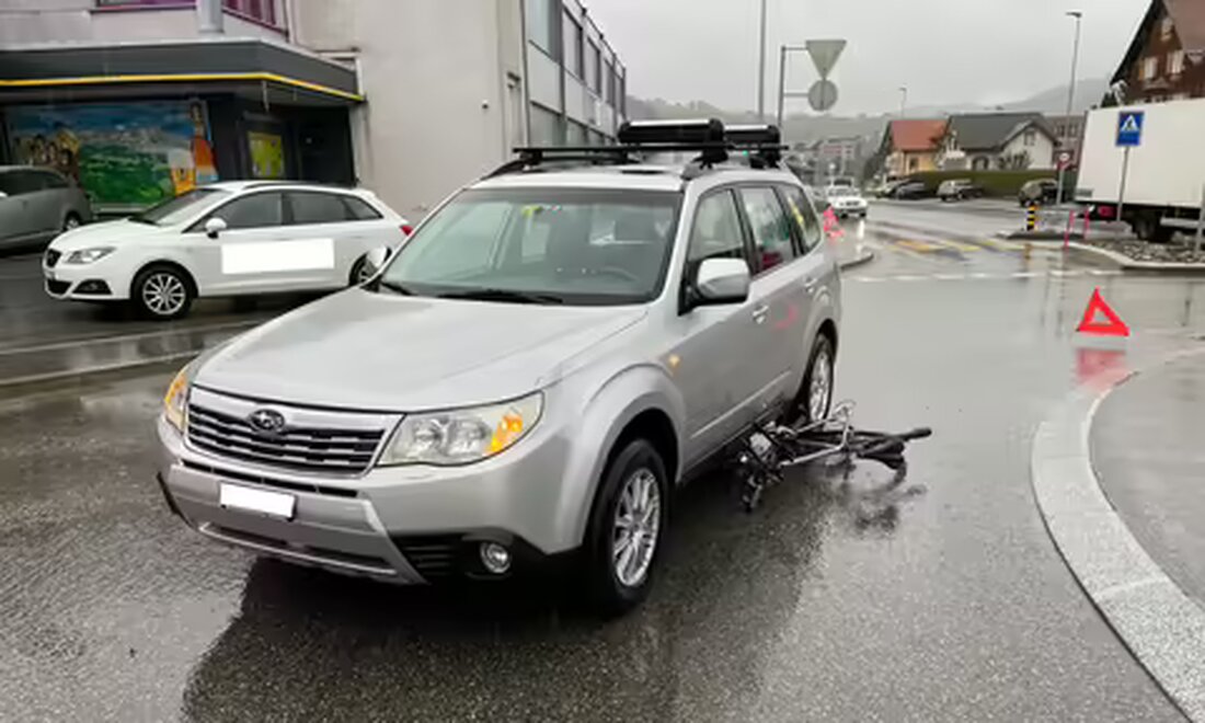 Kollision zwischen Auto und Fahrrad im Mettlen-Kreisel, Appenzell, verletzt Fahrradfahrerin. Unfallhergang am 24.03.2023.