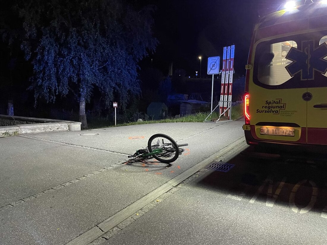 In Ilanz verunglückte ein alkoholisierter Fahrradfahrer, als er mit einer Baustellentafel kollidierte und sich leichte Verletzungen zuzog.