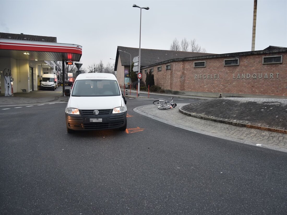 In Landquart kam es zu einem Unfall, als eine Autofahrerin einen 66-jährigen Fahrradfahrer im Kreisel übersah. Der Radler wurde verletzt.