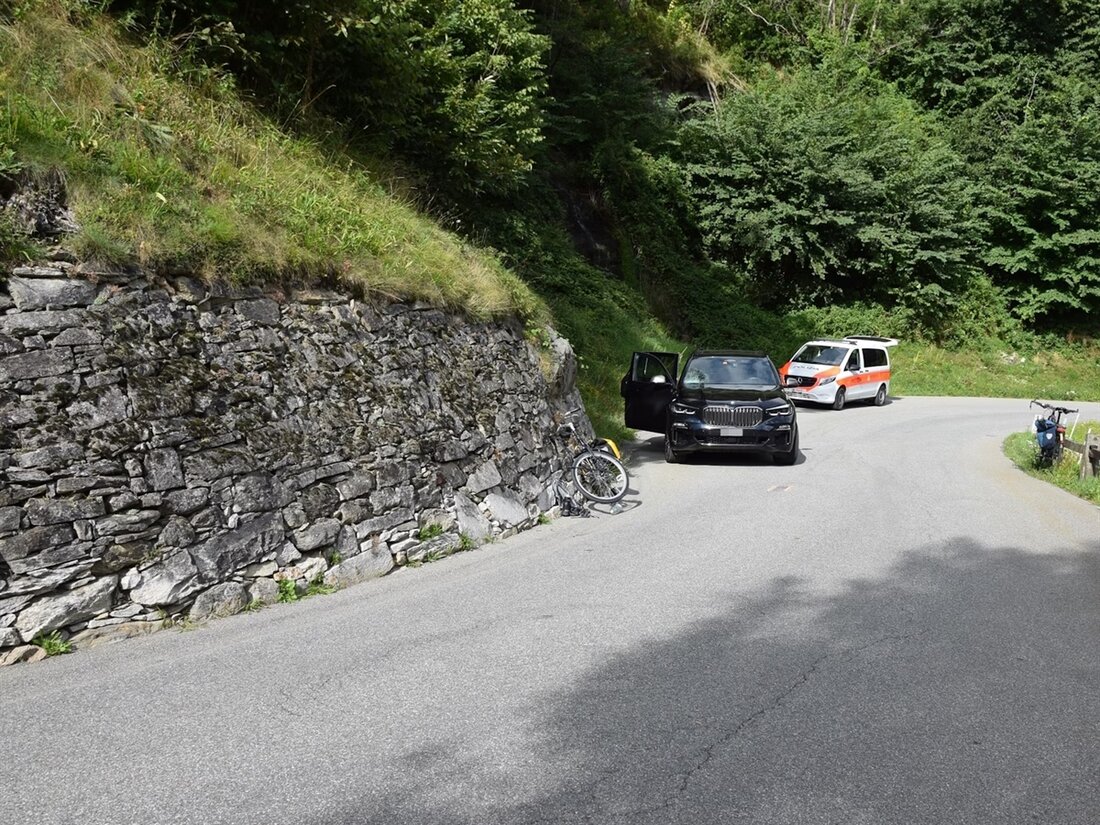 In Soglio kollidierte ein Fahrradfahrer am Mittwochnachmittag mit einem Auto. Der 50-Jährige wurde verletzt und ins Spital geflogen.