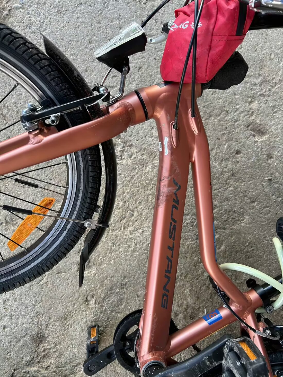 Drei Personen, darunter ein 7-jähriges Mädchen, wurden bei einem Fahrradunfall in Wald/AR verletz, als die Radfahrer ausweichen wollten.