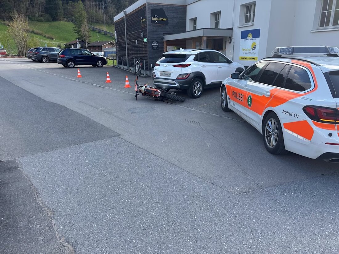 Ein 17-jähriger Motorradfahrer flüchtete vor der Polizei in Wildhaus, verunfallte jedoch unverletzt in Unterwasser.