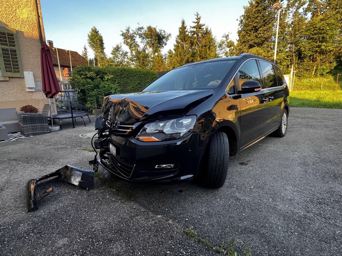 Ein 37-Jähriger fuhr in Uznach mit seinem Auto gegen eine Hauswand und wurde als fahrunfähig eingestuft. Sachschaden entstand.