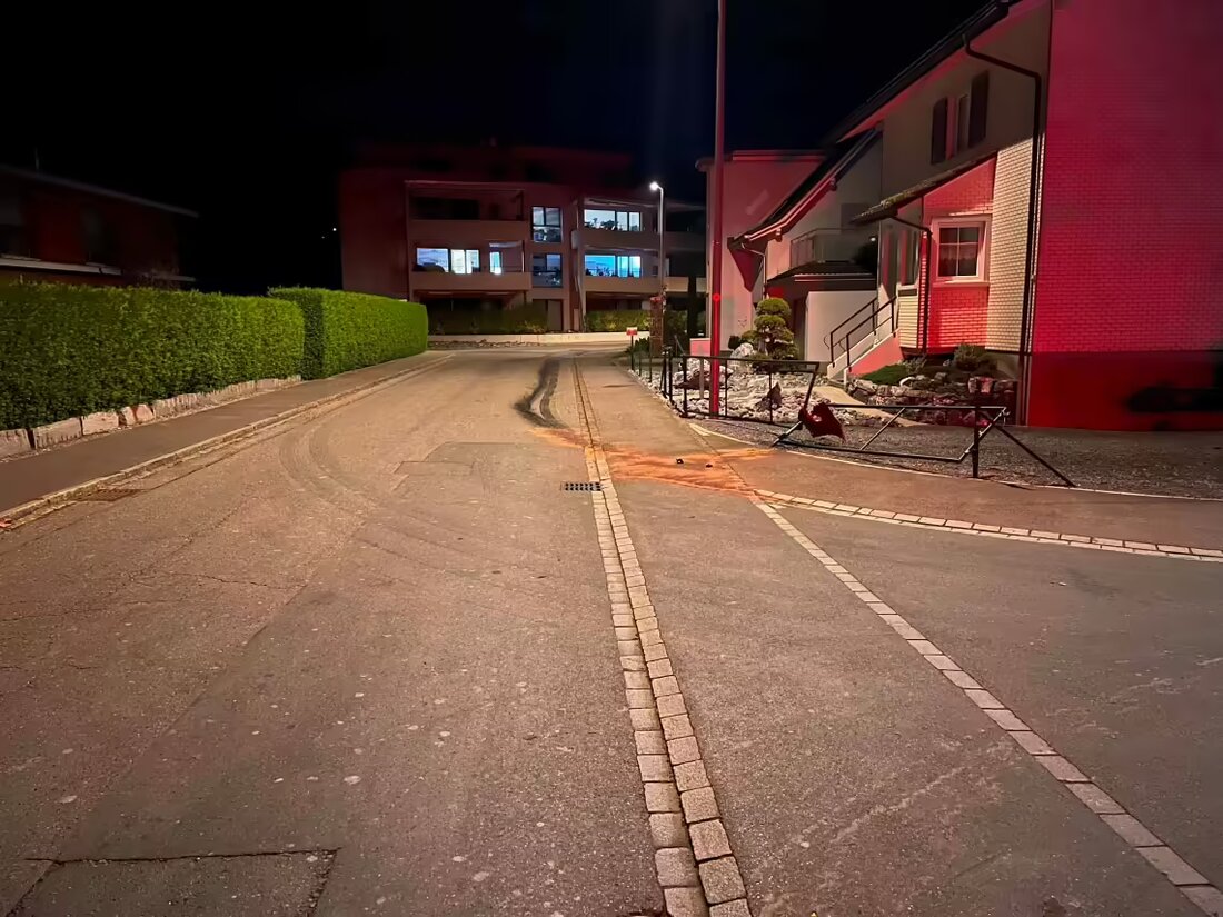 Ein 23-Jähriger verursacht in Benken einen Selbstunfall und flüchtet; Kantonspolizei ermittelt und stuft ihn als fahrunfähig ein.