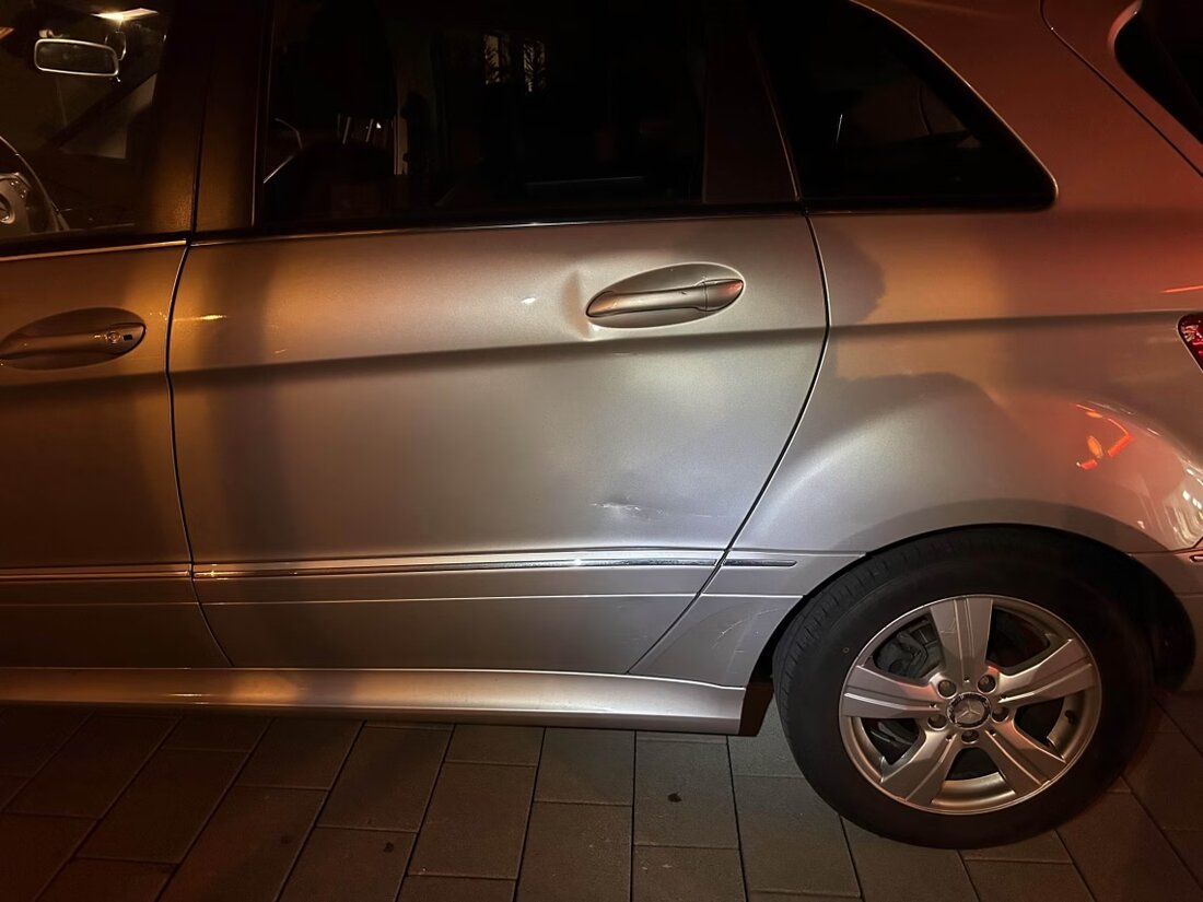 Ein 59-jähriger Fahrer verursachte am 30.08.2025 in Wil einen Unfall, während er fahrunfähig war. Sachschaden: mehrere tausend Franken.