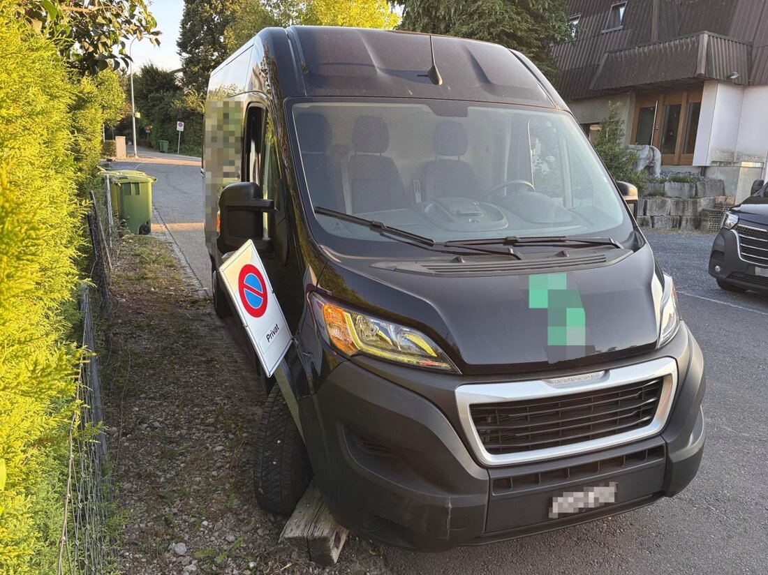 Ein 37-jähriger Mann fuhr am Hummelweg in Niederuzwil fahrunfähig gegen ein parkiertes Auto. Sachschaden: 10.000 Franken.