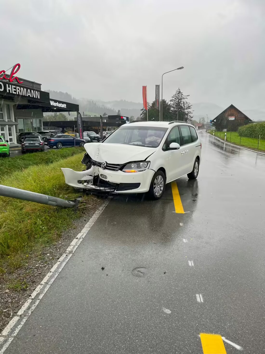 Ein 49-Jähriger prallte in Ebnat-Kappel gegen einen Kandelaber, nachdem er fahrunfähig mit dem Handy beschäftigt war. Schäden über 10'000 Franken.