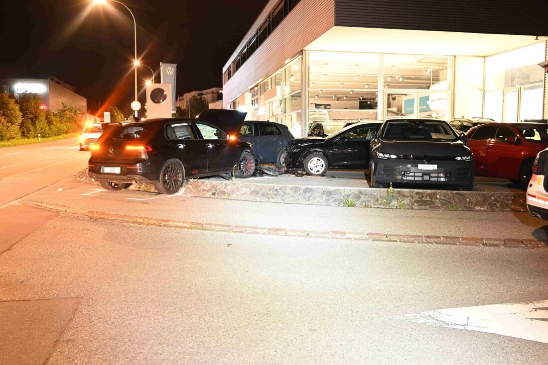 Ein 23-Jähriger verunfallte in Wittenbach ohne Führerausweis und unter Alkoholeinfluss, verursachte hohen Sachschaden.