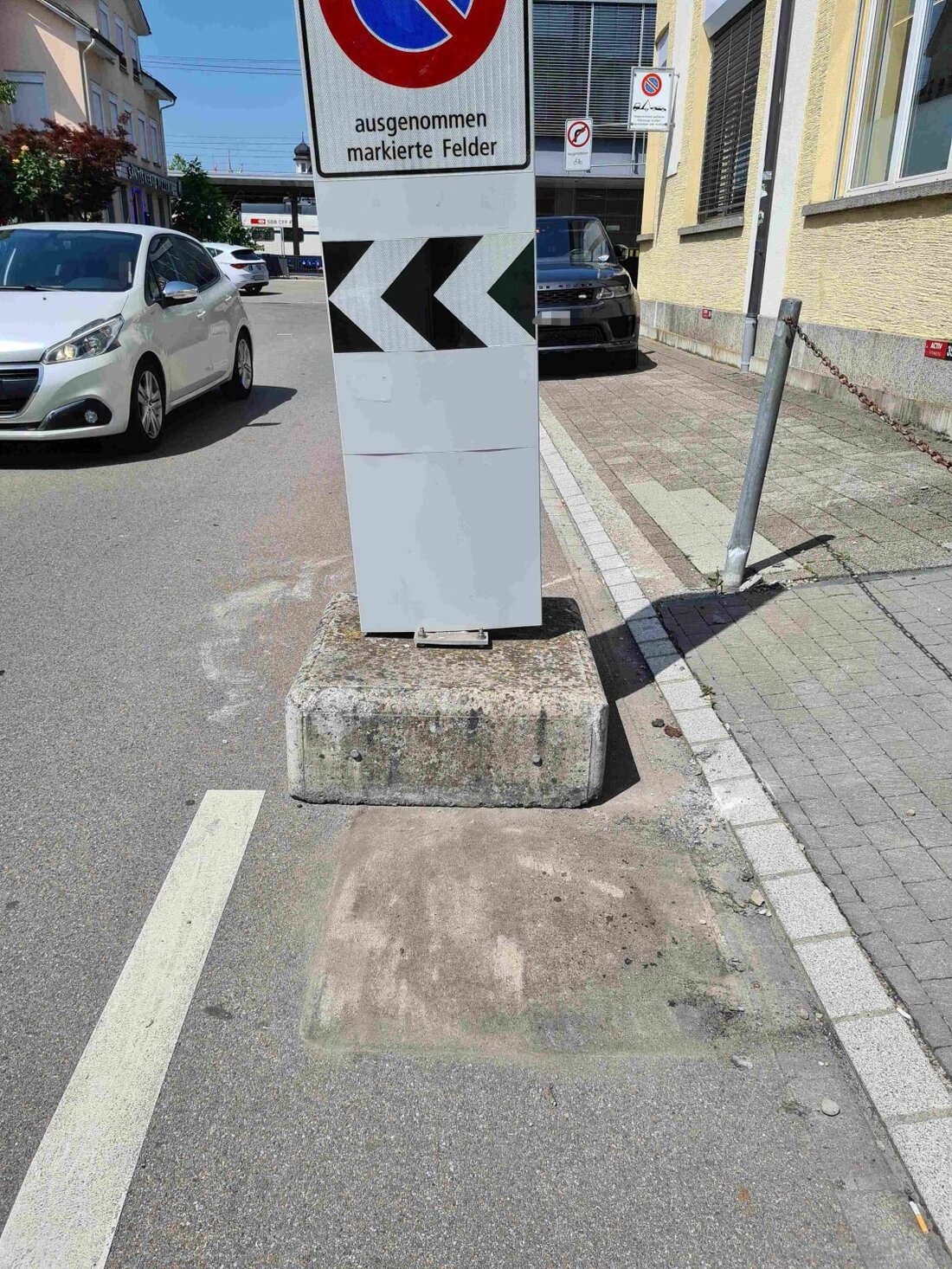 Ein 42-Jähriger verursachte am 13.06.2025 in Wil einen Unfall und fuhr weiter. Er wurde als fahrunfähig eingestuft.