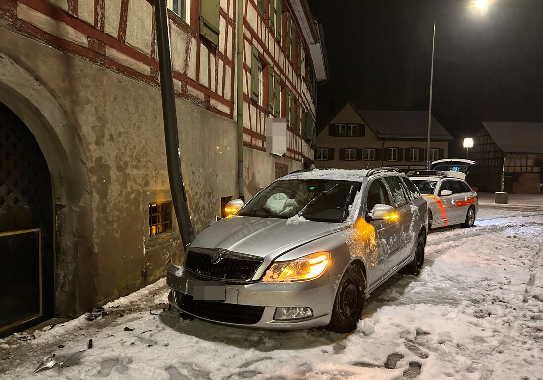 In Kreuzlingen verunfallte ein fahrunfähiger Autofahrer, ohne Verletzte. Der 45-Jährige entfernte sich vom Unfallort.
