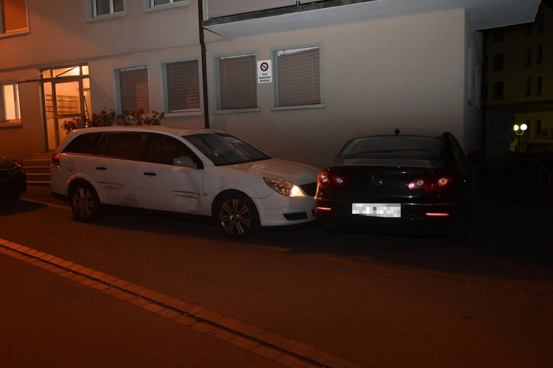In Oberuzwil verunfallte ein 35-jähriger Fahrer beim Parken, wurde als fahrunfähig eingestuft und verliert seinen Führerausweis.