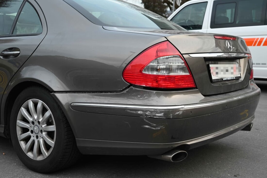 Ein 43-jähriger Fahrer beschädigte in Schänis ein parkendes Auto und entfernte sich ohne Schadensregulierung, war fahrunfähig.