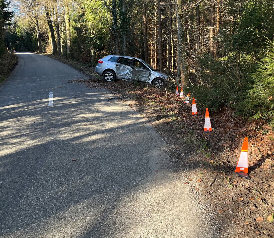 Ein 25-jähriger Fahrer verursacht in Zihlschlacht einen Unfall mit einem gestohlenen Auto und verlässt die Unfallstelle.