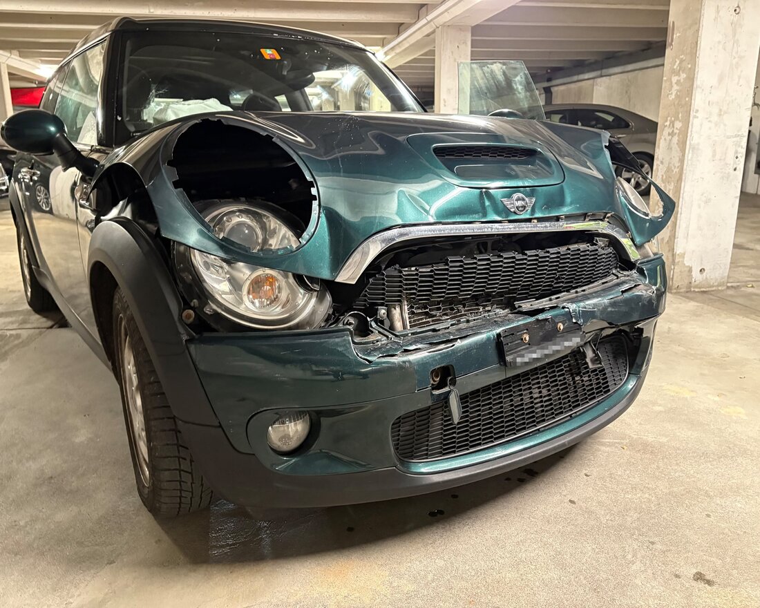 Ein 37-jähriger Fahrer flüchtete nach einem Auffahrunfall in Zuben und wurde später als fahrunfähig eingestuft. Drei Verletzte.