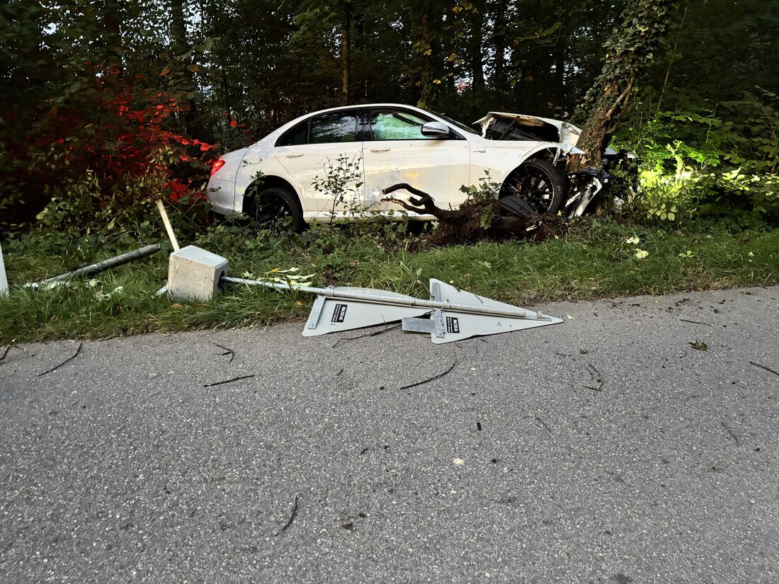 Ein 45-jähriger Autofahrer verunfallte in Frauenfeld, war fahrunfähig und ohne Führerausweis. Er wurde verletzt ins Spital gebracht.