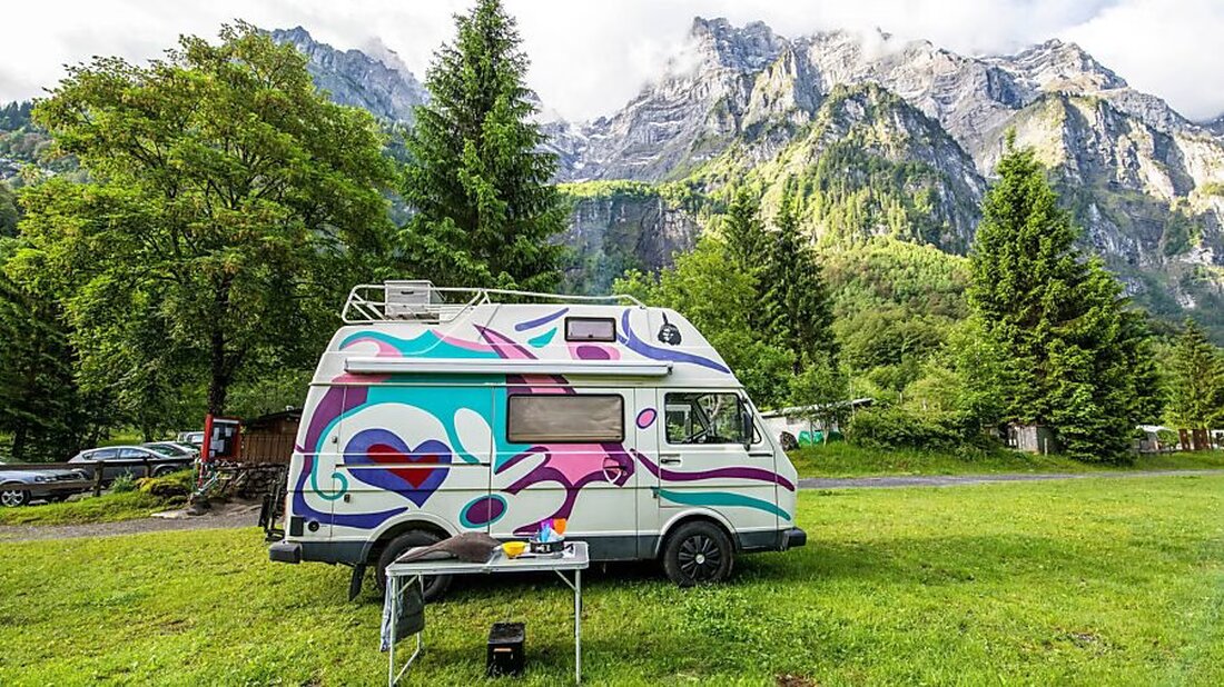 Fahrverbot im Klöntal an drei Sonntagen im Sommer tritt 2026 in Kraft. Ausnahme-Regelungen des Regierungsrats erläutert.